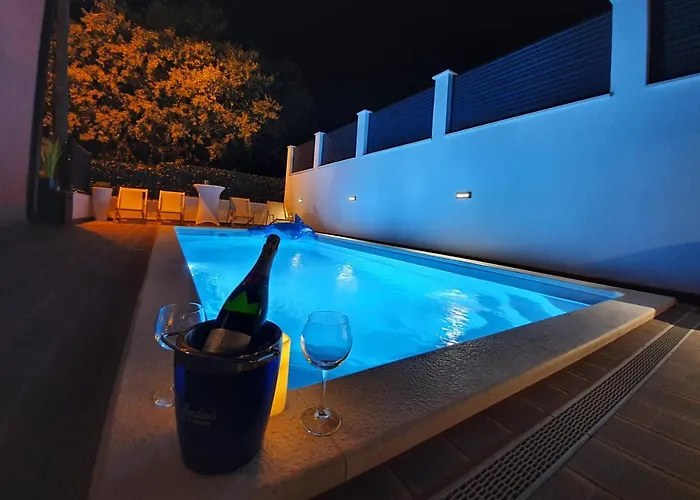 Lanterna - Split, With A Heated Pool Apartamento Solin