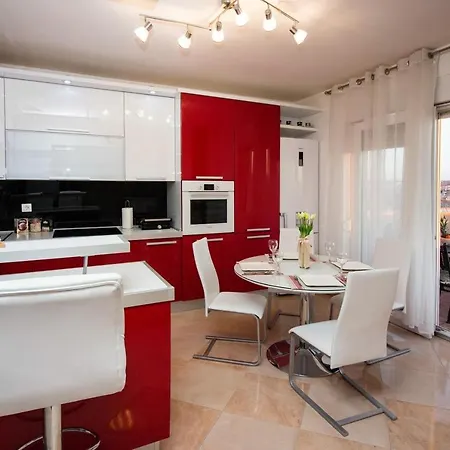 Apartment With A Heated Pool Near Split With Magnificent View Solin