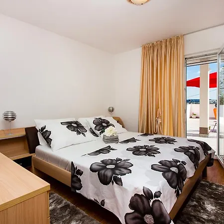 Apartment With A Heated Pool Near Split With Magnificent View Solin
